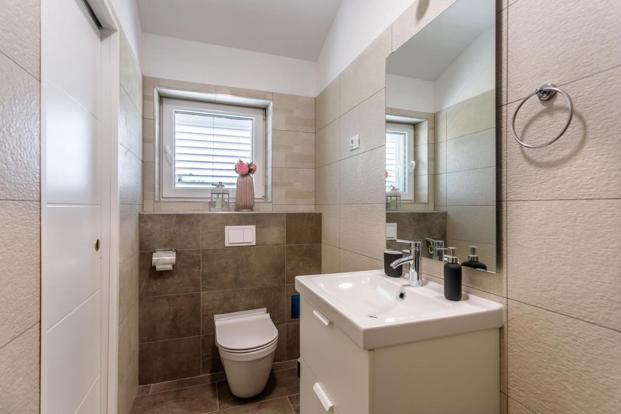 Casa Di Oliva-House With Heated Pool & Jacuzzi In Trilj, Croatia Villa Exteriör bild
